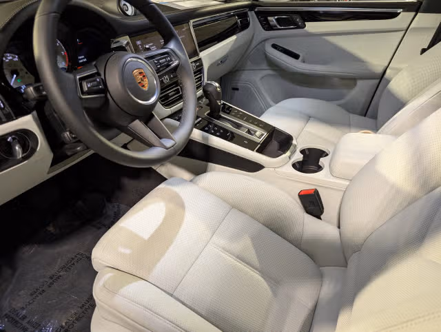 2026 Porsche Macan T - Photo 34
