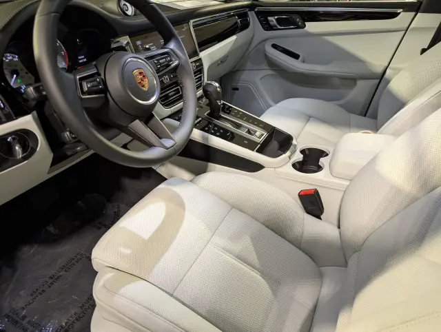 2026 Porsche Macan T - Photo 38