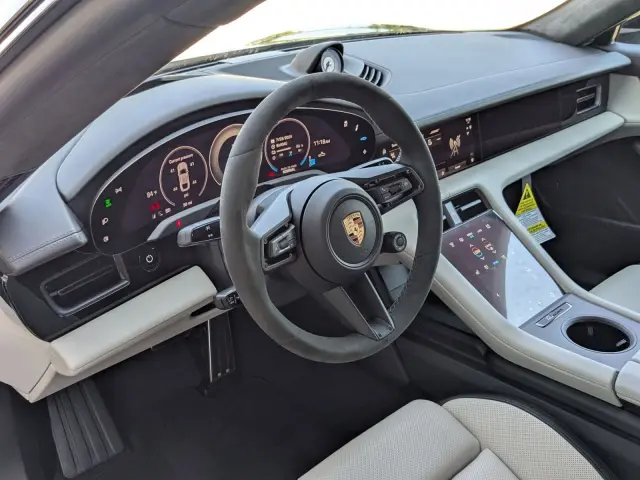 2025 Porsche Taycan GTS - Photo 30