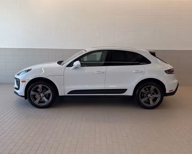 2026 Porsche Macan - Photo 10