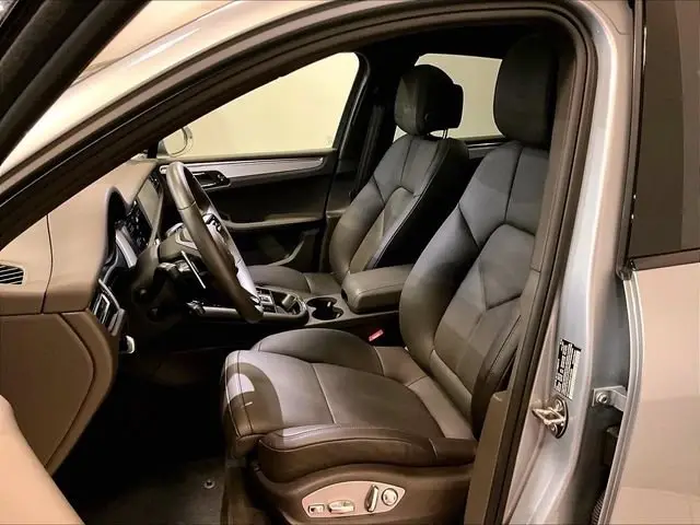 2025 Porsche Macan T - Photo 40