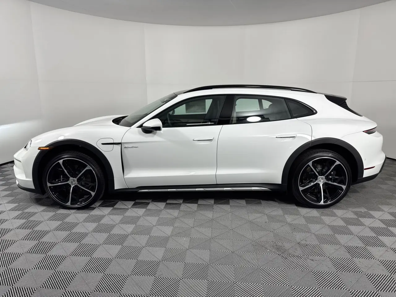 2025 Porsche Taycan Base - Photo 16