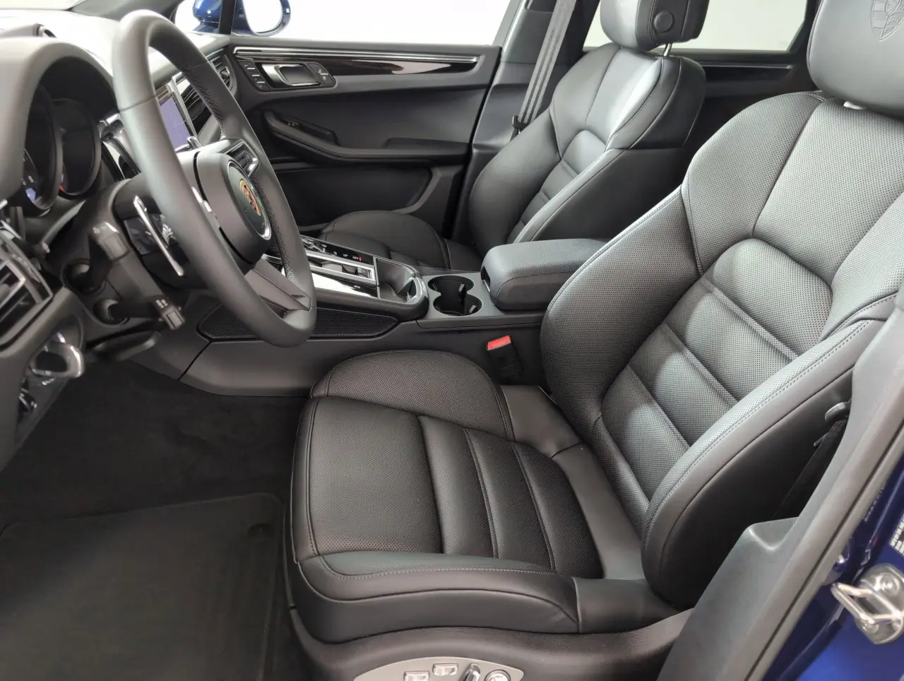2025 Porsche Macan T - Photo 40