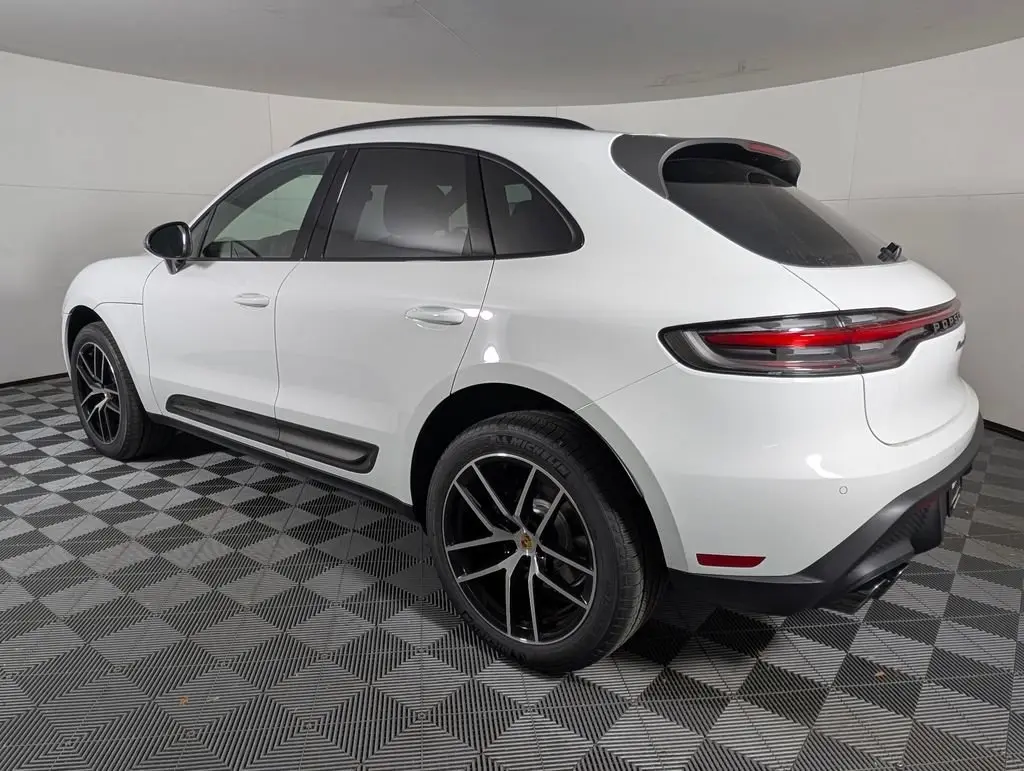 2026 Porsche Macan T - Photo 24