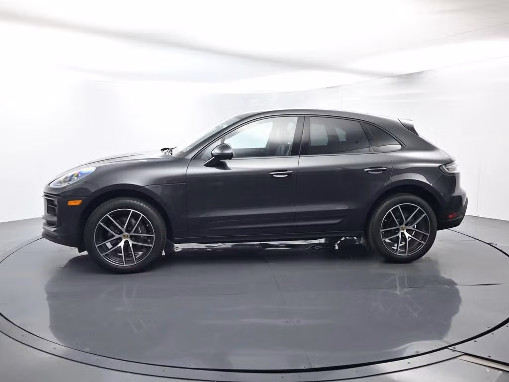 2025 Porsche Macan T - Photo 12