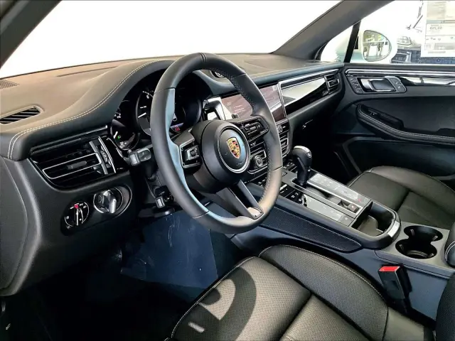 2026 Porsche Macan - Photo 30