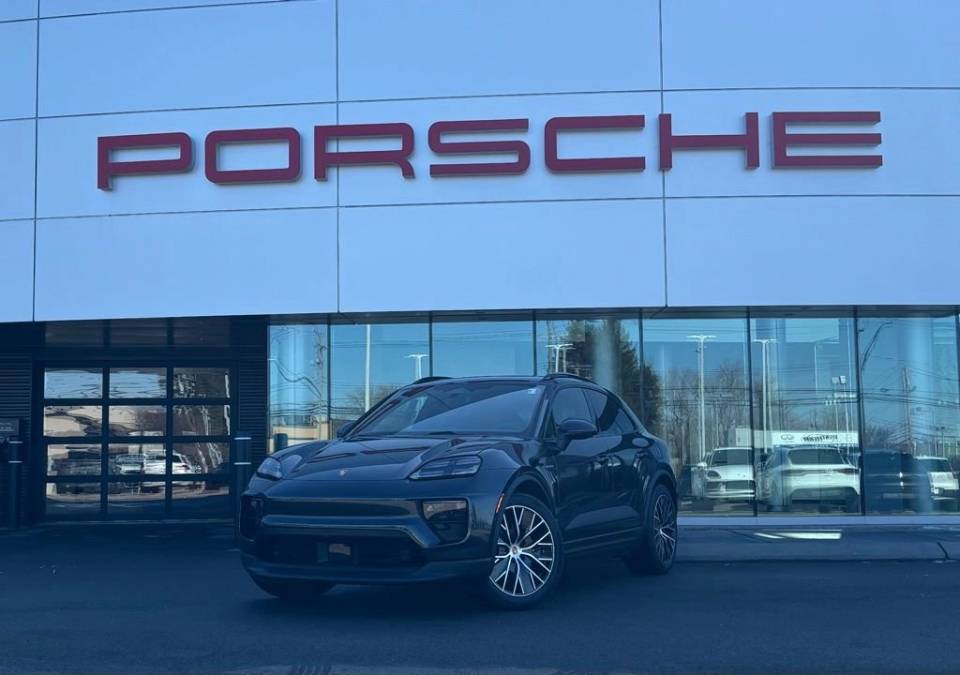 2026 Porsche Macan Base