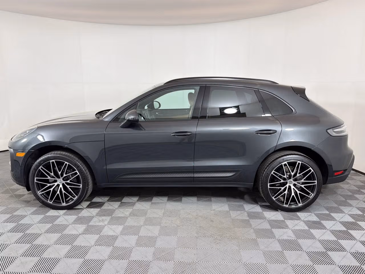 2026 Porsche Macan T - Photo 12