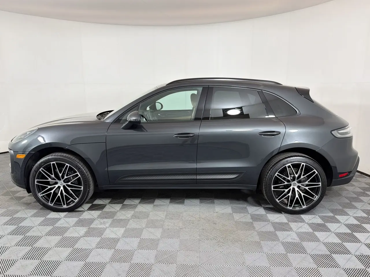 2026 Porsche Macan T - Photo 16