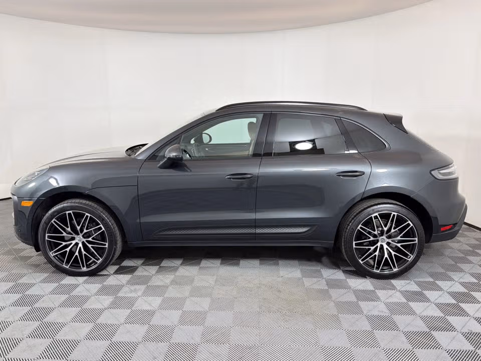 2026 Porsche Macan T - Photo 11