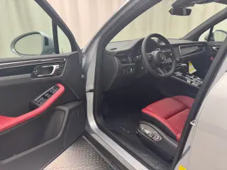 2025 Porsche Macan Base - Photo 29