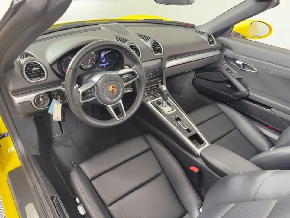 2025 Porsche 718 31