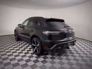 2026 Porsche Macan T - Photo 17