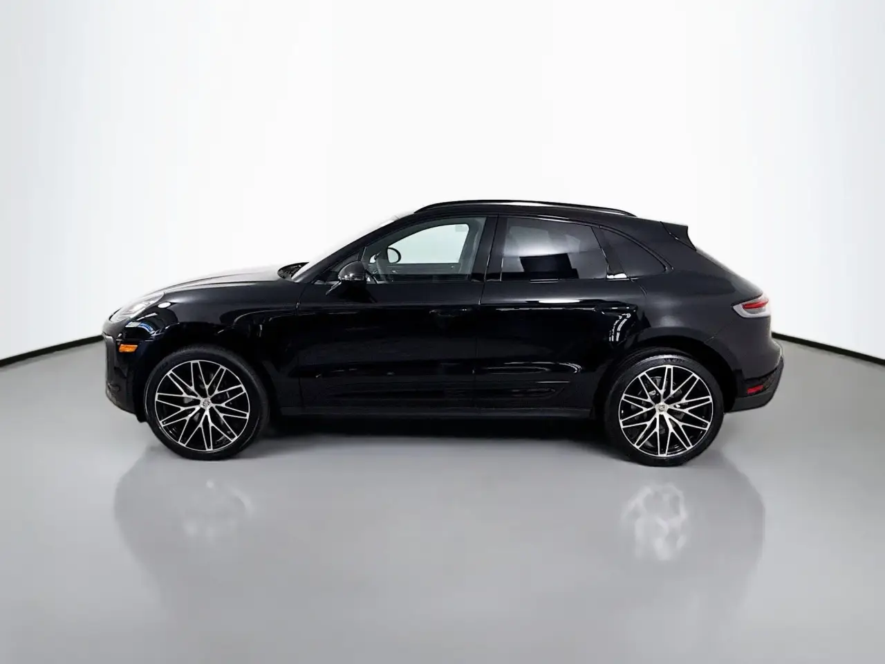 2025 Porsche Macan - Photo 16