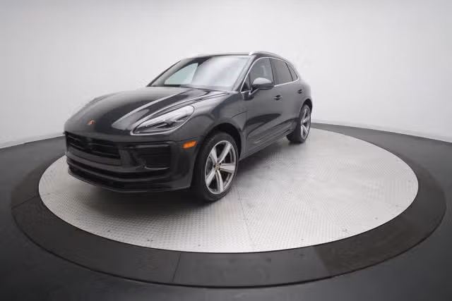 2026 Porsche Macan T - Photo 2