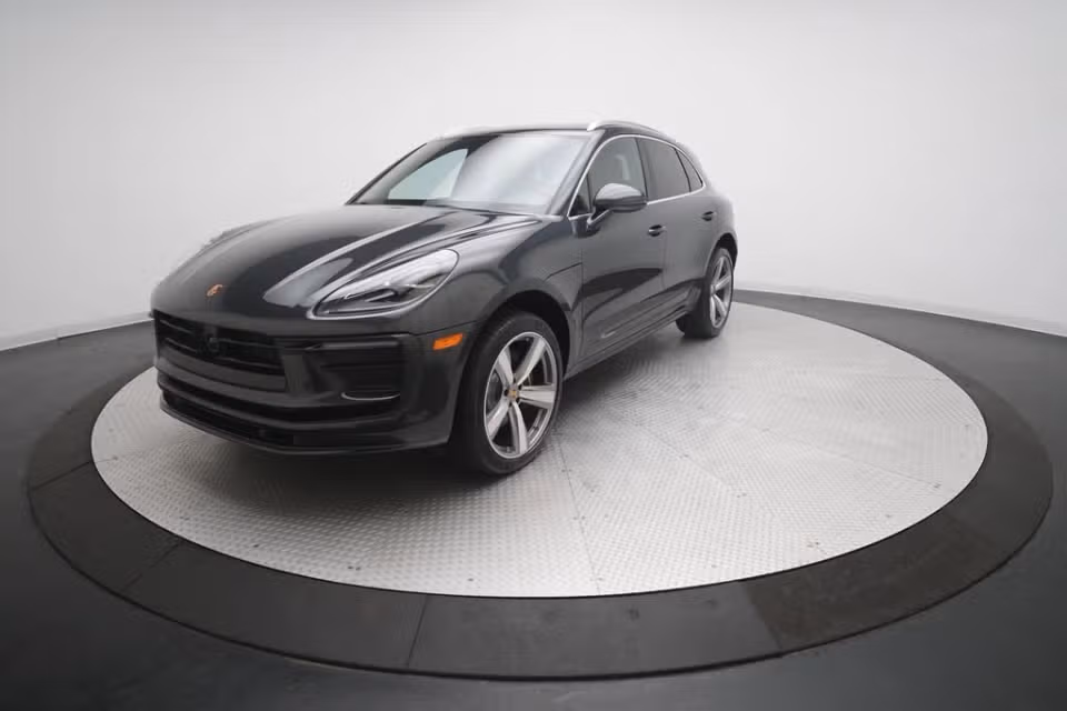 2026 Porsche Macan T - Photo 3