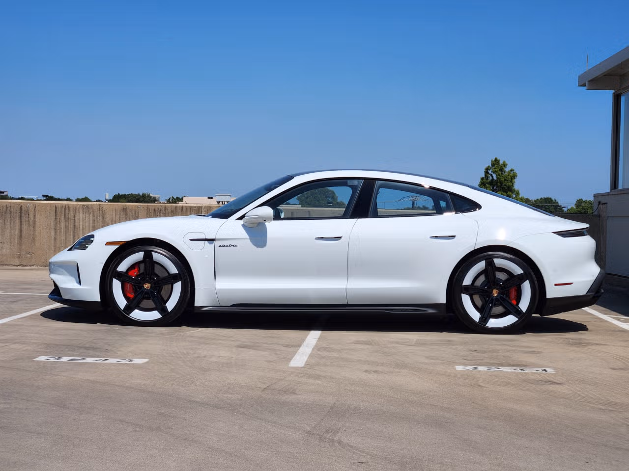 2026 Porsche Taycan GTS - Photo 12