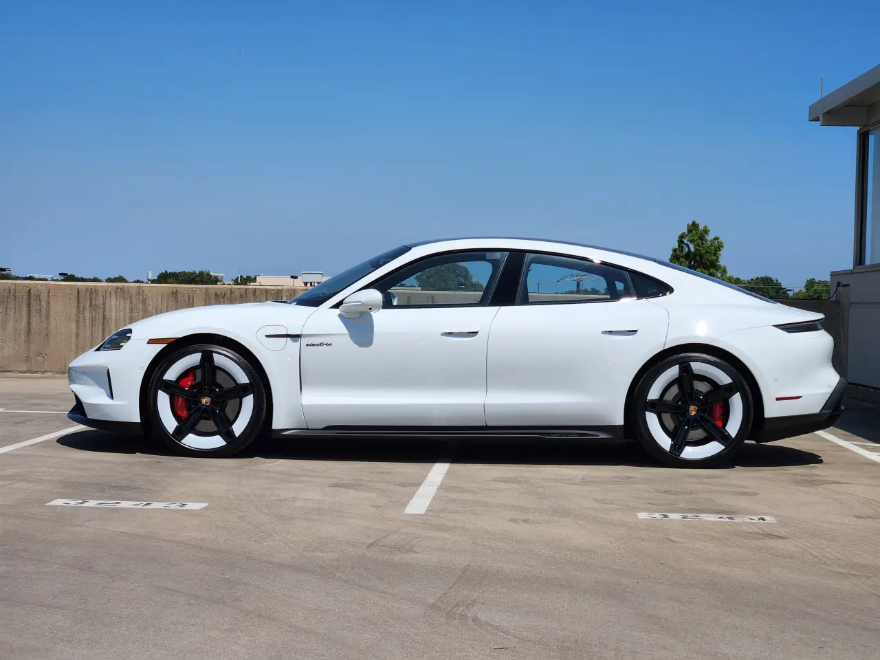 2026 Porsche Taycan GTS - Photo 16