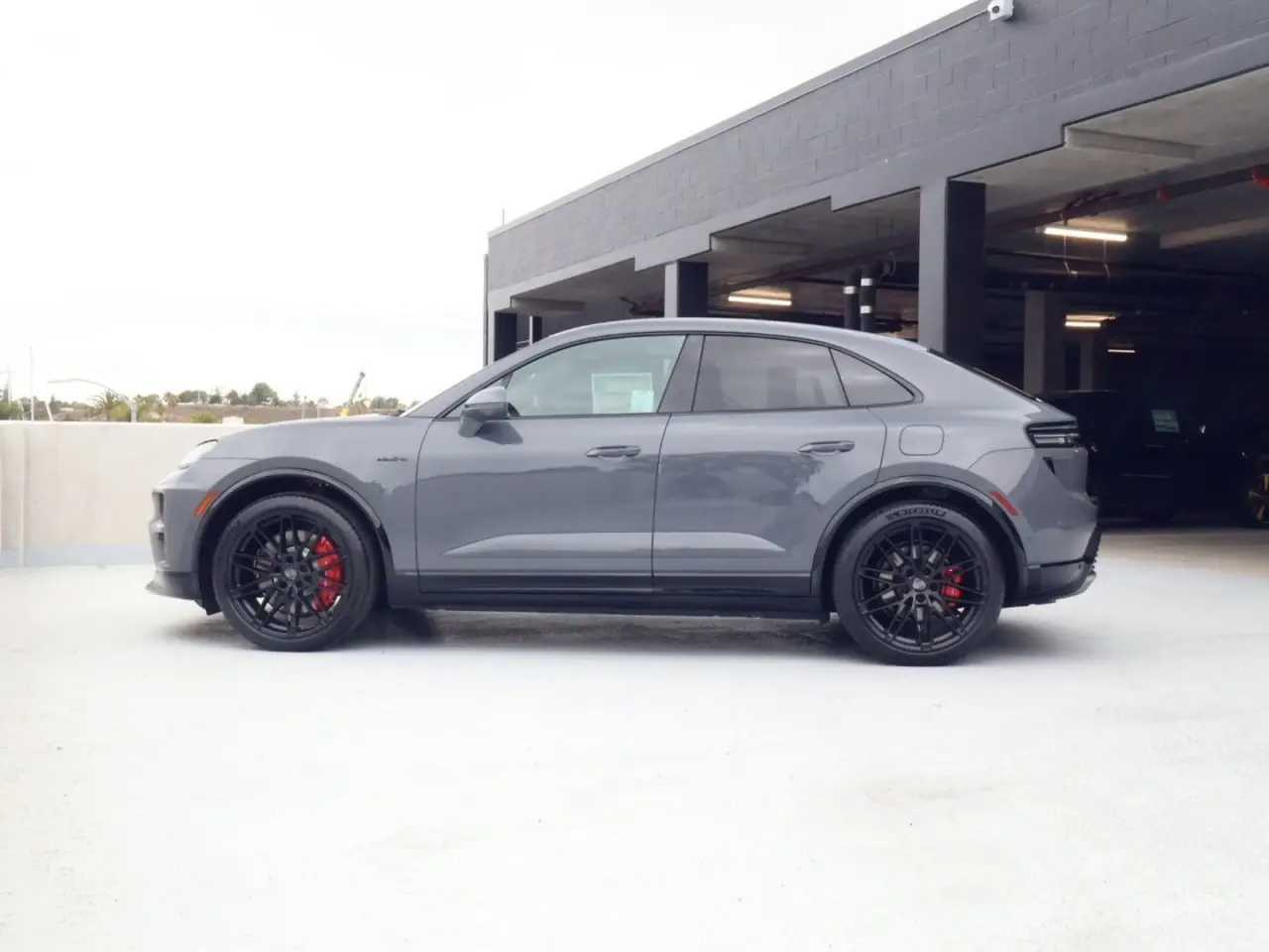 2026 Porsche Macan Turbo Electric - Photo 16