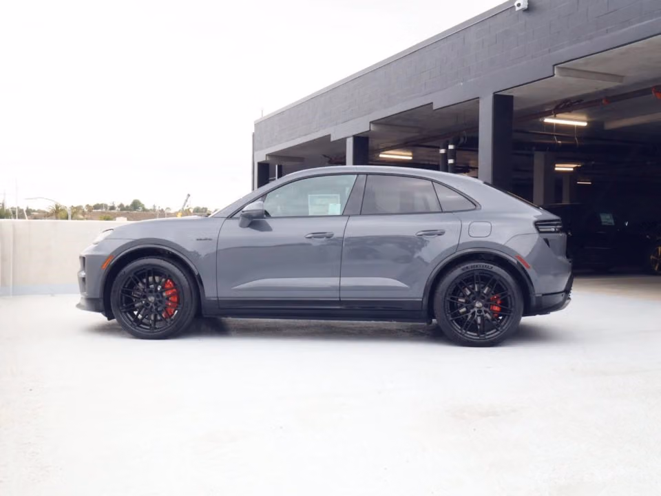 2026 Porsche Macan Turbo Electric - Photo 11