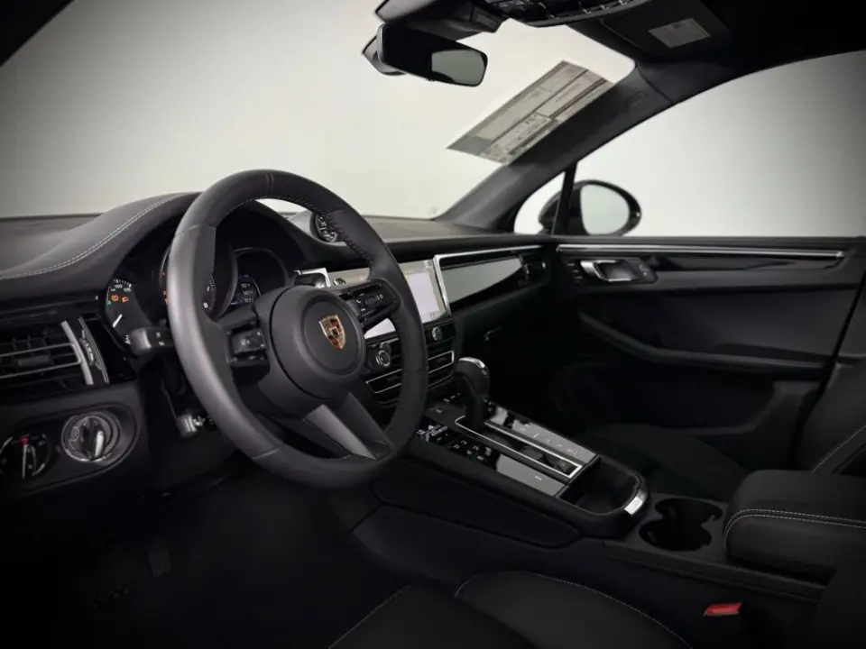 2025 Porsche Macan T - Photo 31