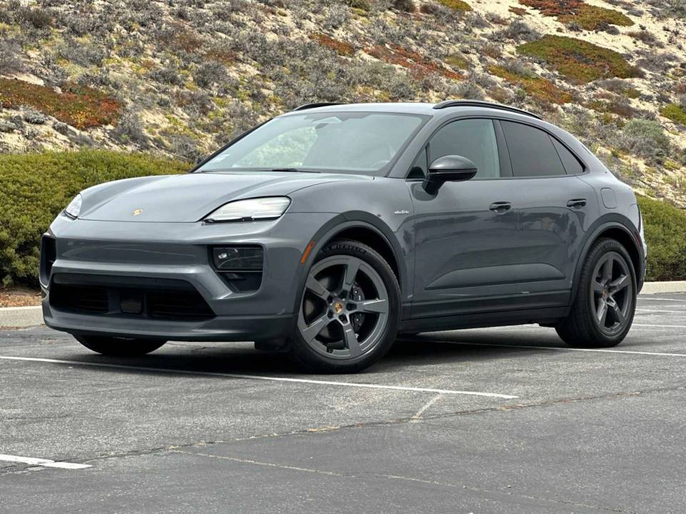 2025 Porsche Macan Base