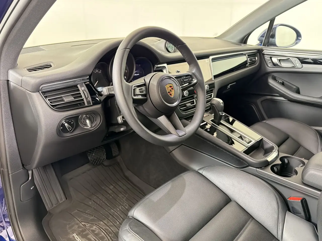 2025 Porsche Macan T - Photo 32