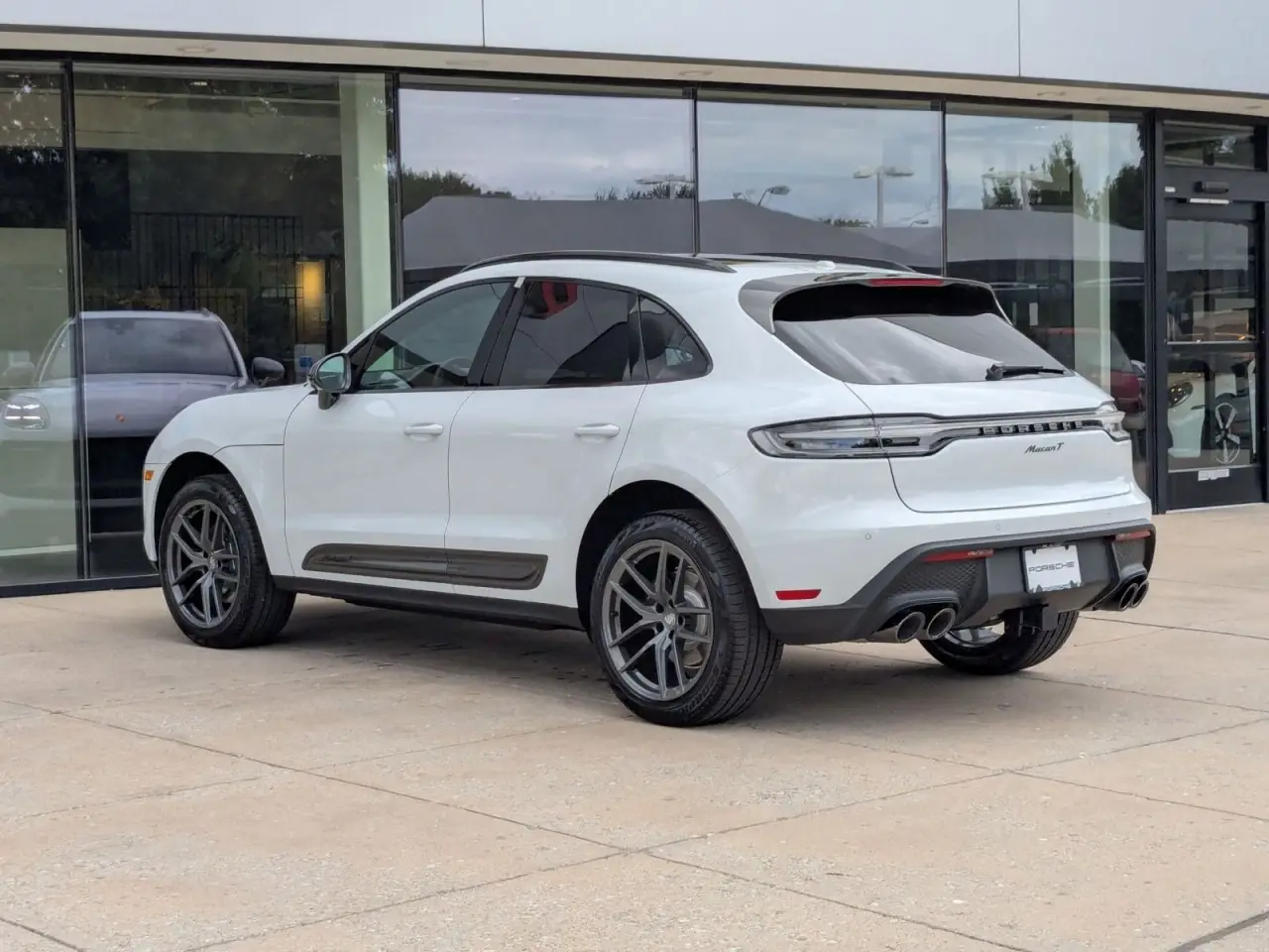 2026 Porsche Macan T - Photo 24