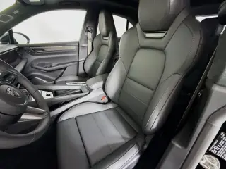 2025 Porsche Macan Turbo Electric - Photo 37
