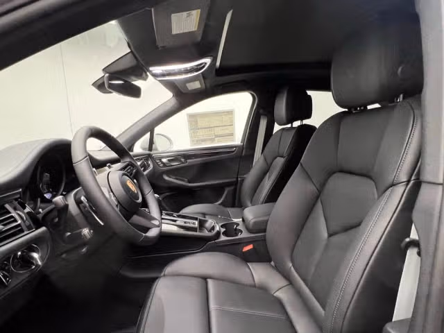 2026 Porsche Macan T - Photo 34