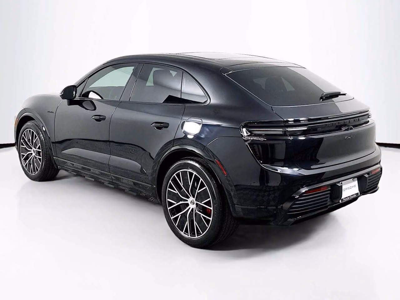 2025 Porsche Macan Turbo Electric - Photo 20