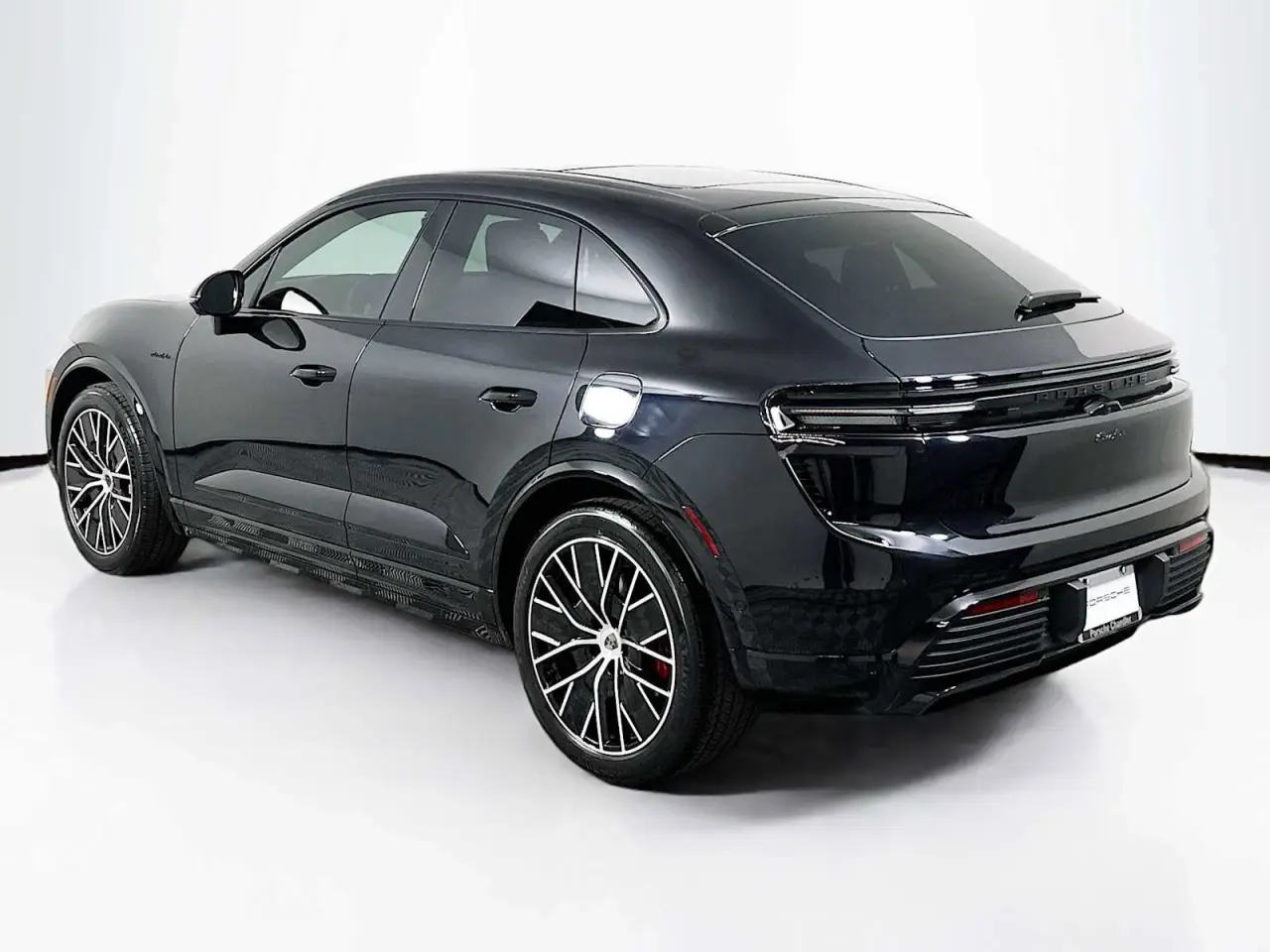 2025 Porsche Macan Turbo Electric - Photo 24