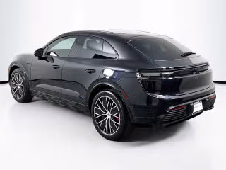 2025 Porsche Macan Turbo Electric - Photo 17