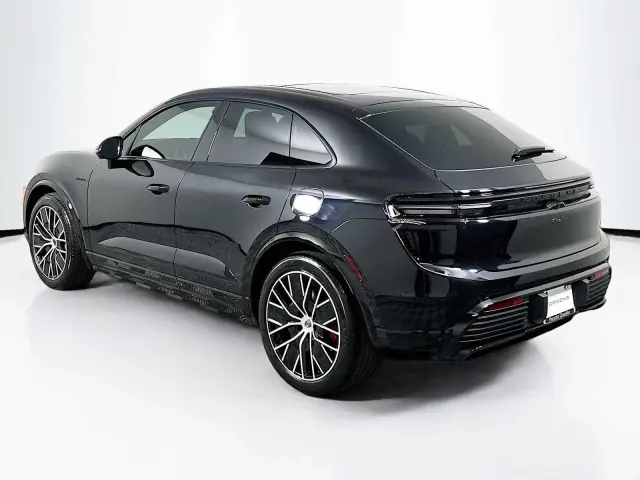 2025 Porsche Macan Turbo Electric - Photo 22