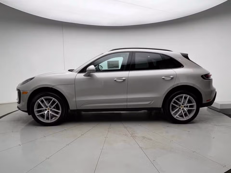 2026 Porsche Macan T - Photo 11