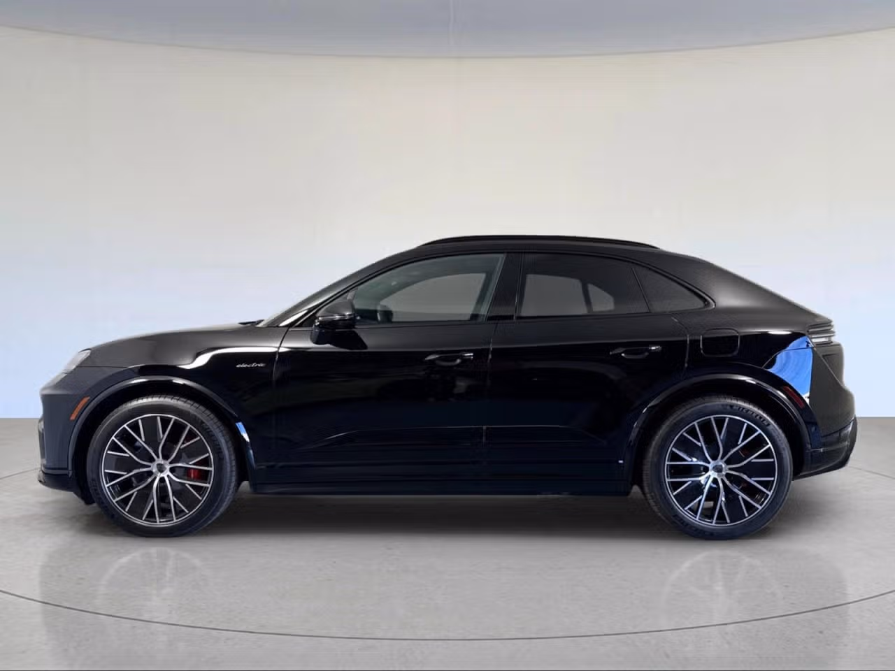 2025 Porsche Macan Turbo Electric - Photo 12