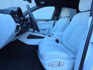 2025 Porsche Macan S - Photo 33
