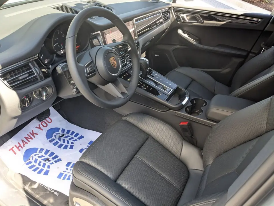 2026 Porsche Macan T - Photo 31