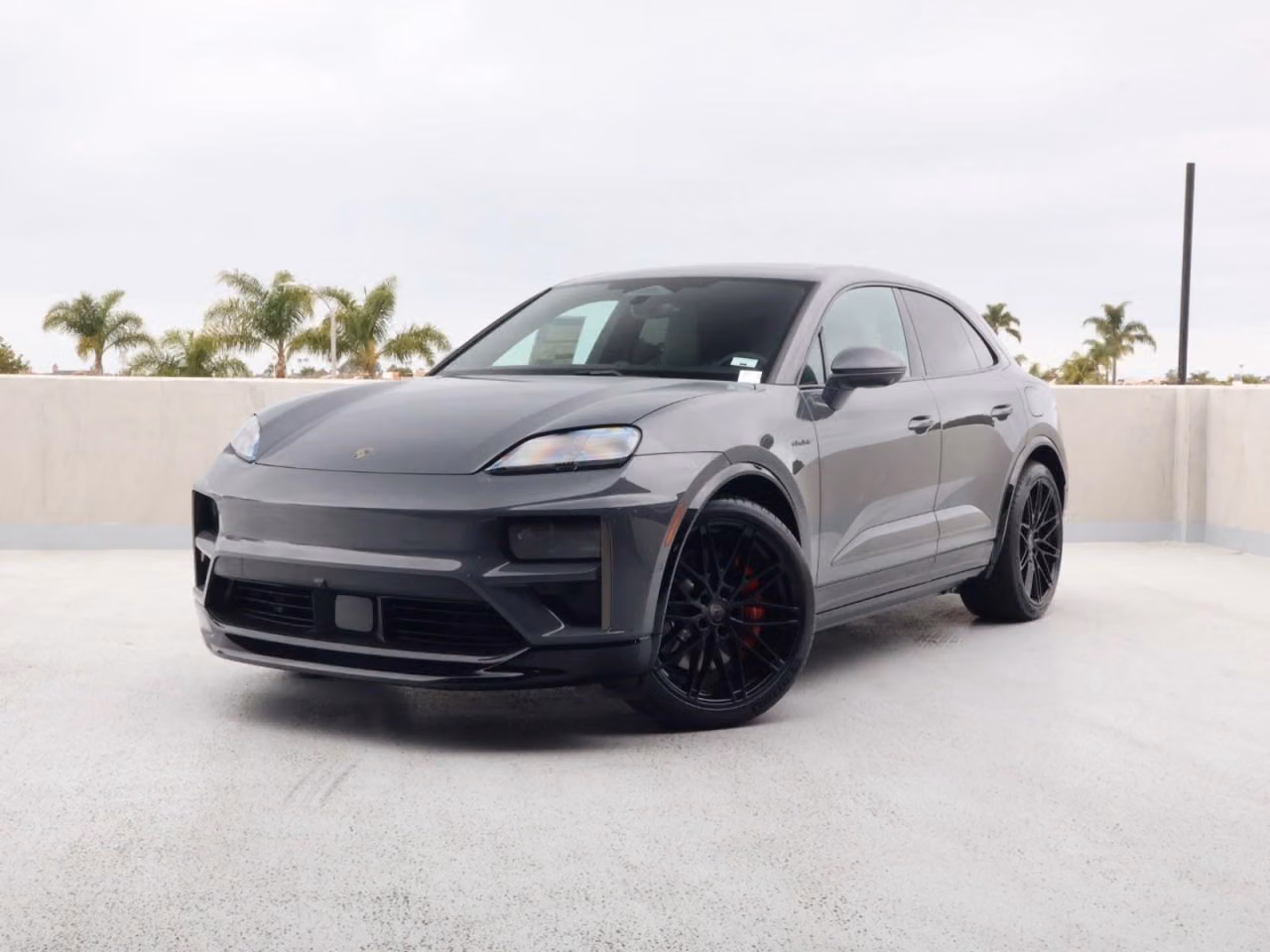2026 Porsche Macan Turbo Electric - Photo 4