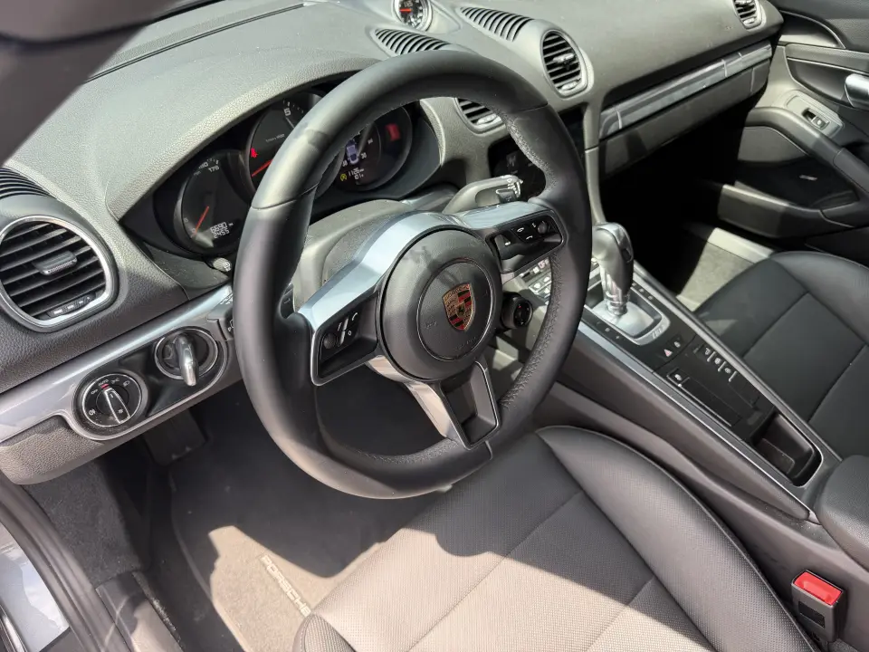 2025 Porsche 718 31