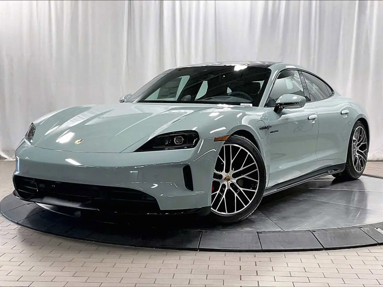 2025 Porsche Taycan GTS - Photo 8
