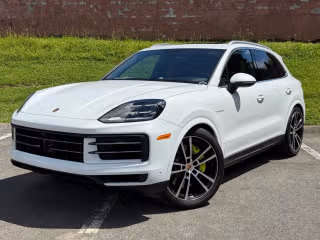 2026 Porsche Cayenne S E-Hybrid's photo