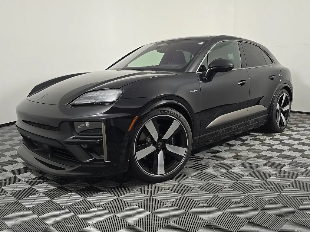 2025 Porsche Macan Turbo Electric - Photo 8
