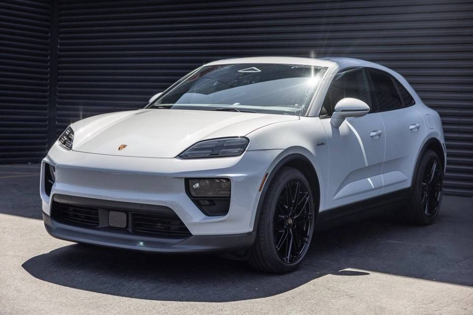 2025 Porsche Macan Base