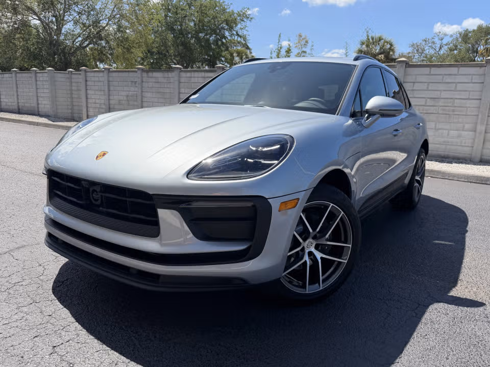 2026 Porsche Macan T - Photo 3