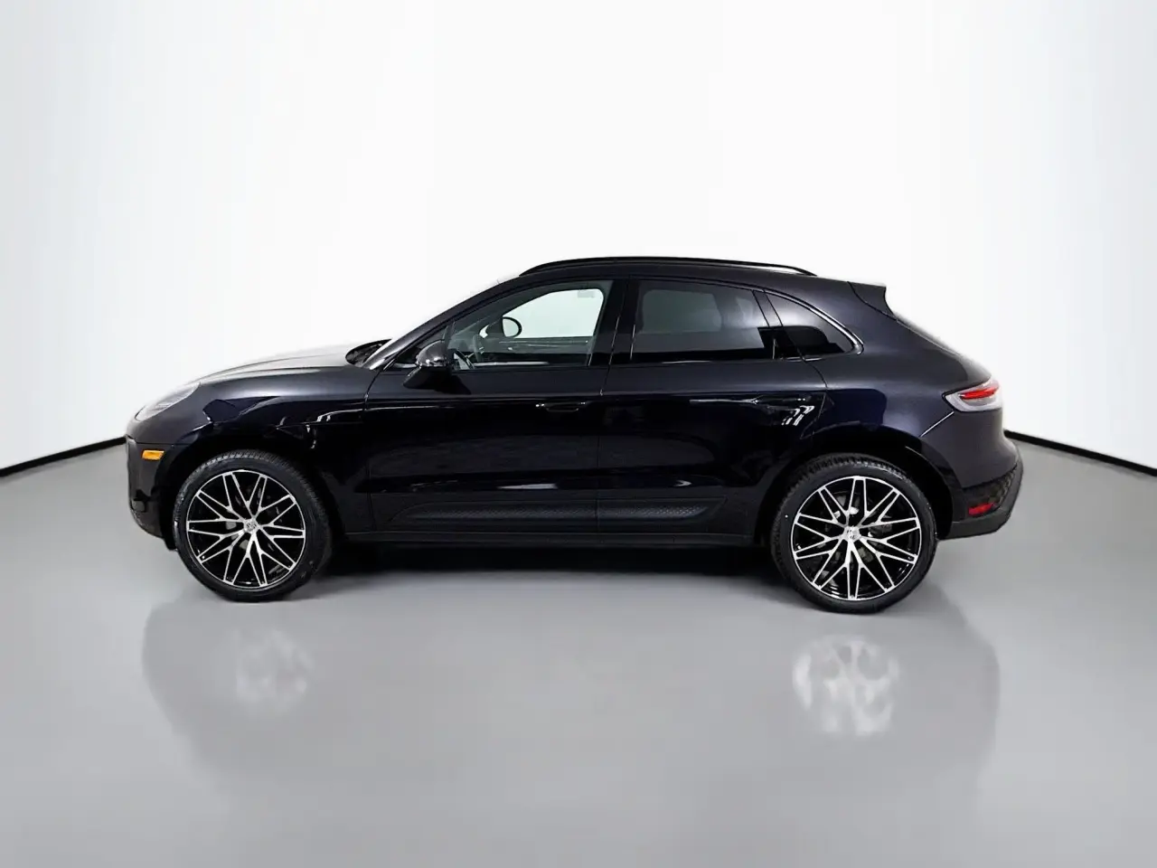 2026 Porsche Macan T - Photo 16