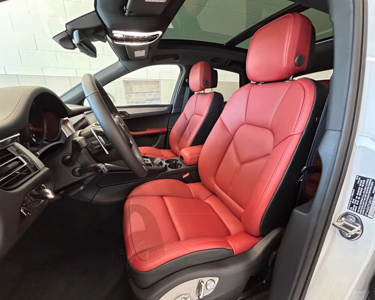2026 Porsche Macan - Photo 36