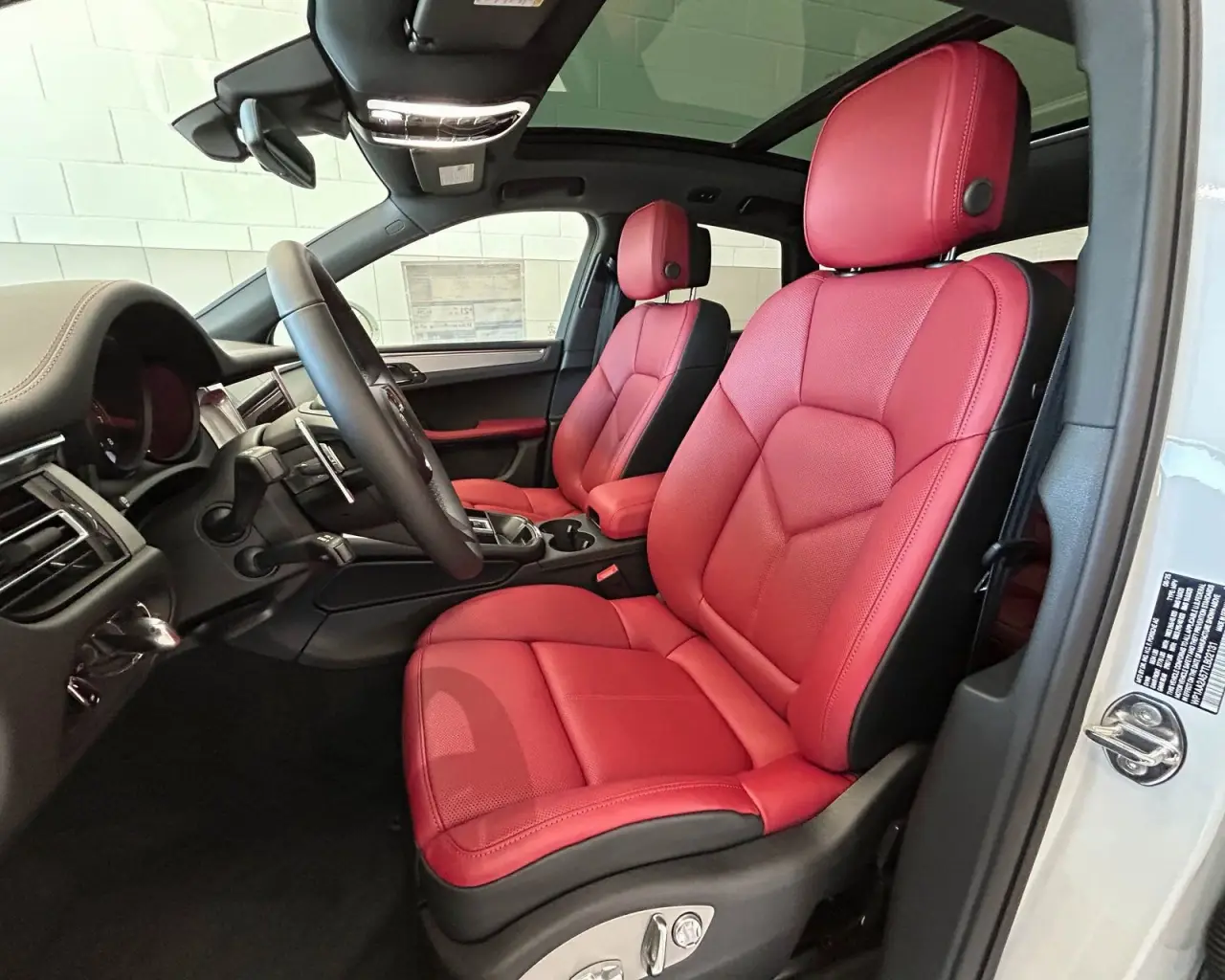 2026 Porsche Macan - Photo 40