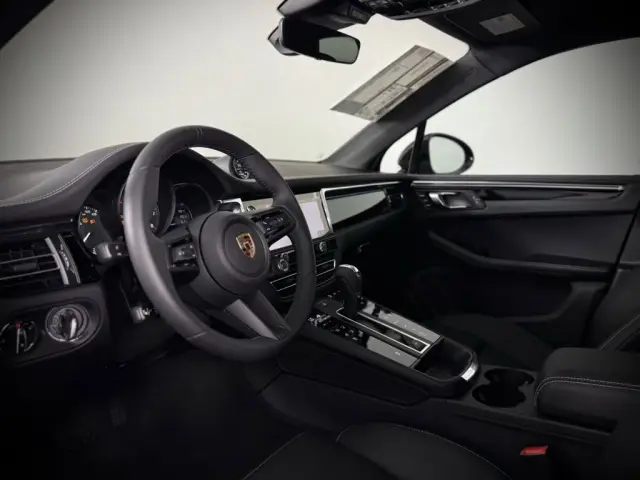 2025 Porsche Macan T - Photo 30