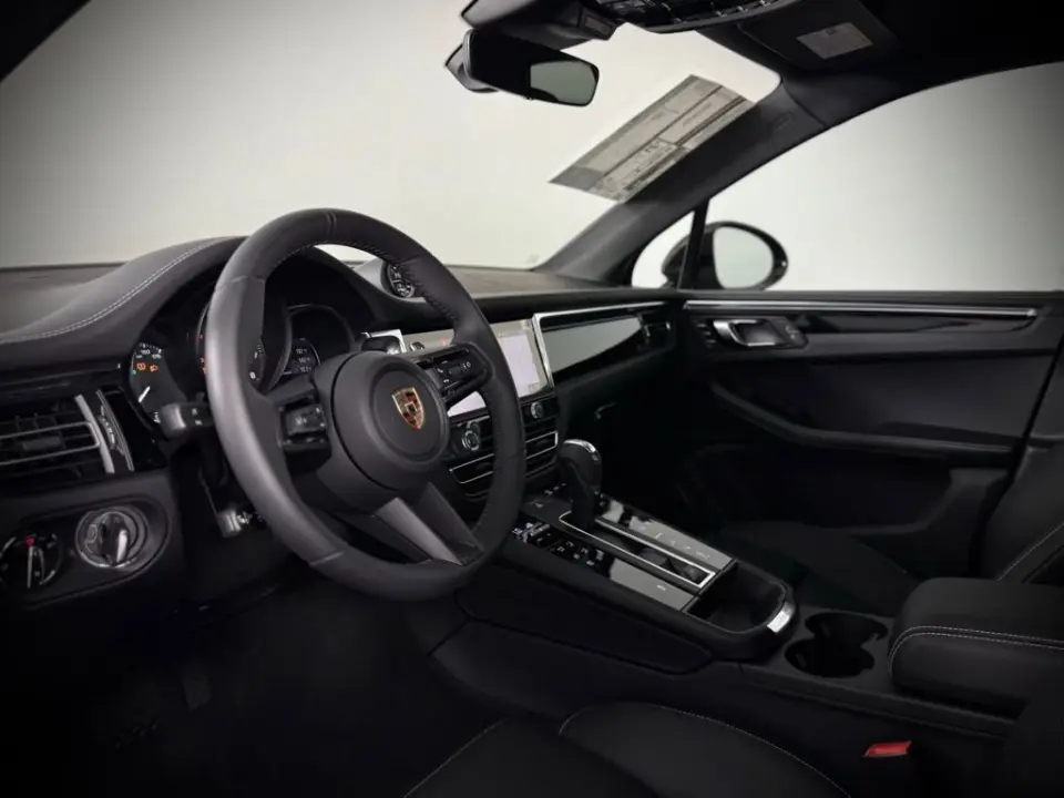 2025 Porsche Macan T - Photo 31